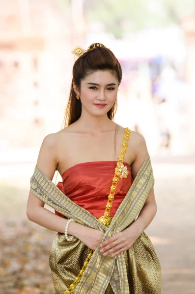 Thailänderin kleidet sich traditionell. — Stockfoto