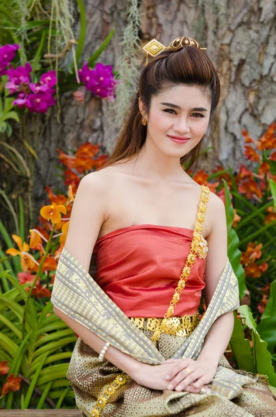 Thailänderin kleidet sich traditionell. — Stockfoto