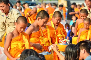İnsanlar budist bir mon'a yiyecek ikramı