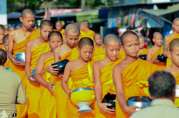 La gente da ofrendas de comida a un mon budista — Foto de Stock