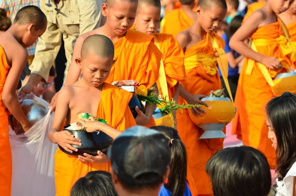 İnsanlar budist bir mon'a yiyecek ikramı