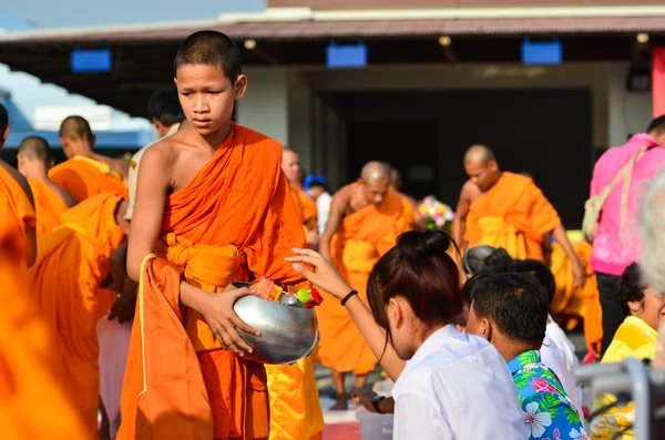 Menschen spenden einem buddhistischen Mönch Opfergaben — Stockfoto