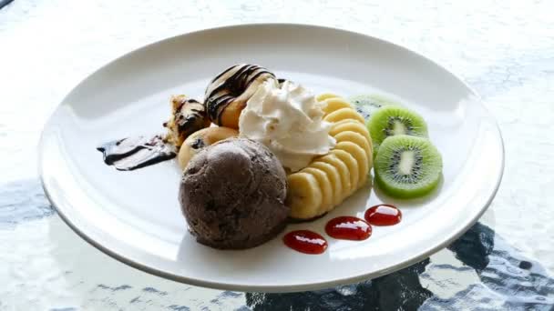 Helado de chocolate con almíbar . — Vídeos de Stock