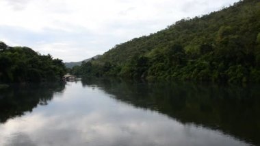 nehir üzerinde yüzen evi.