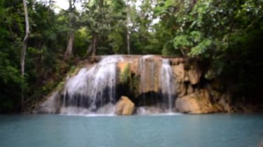 Şelale derin ormanının içinde.