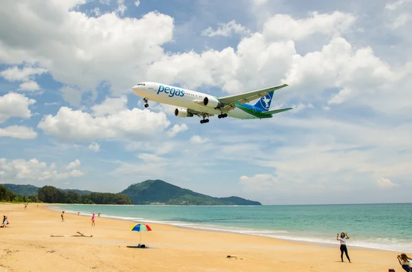 Pegasus Airlines flygplan landar på Phuket internationella flygpla — Stockfoto