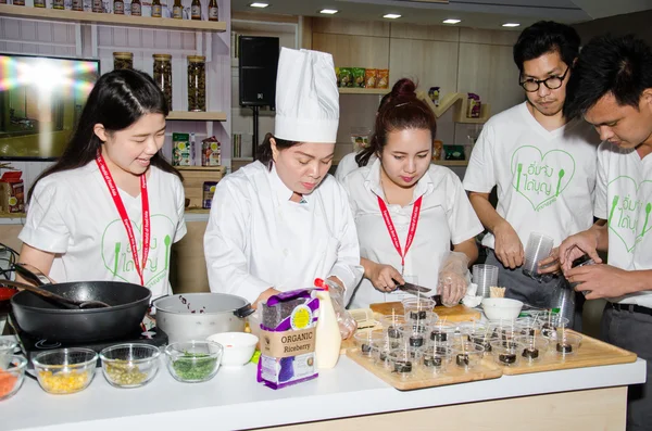 Chef-koks koken demonstraties aan bezoekers in tijdens exhibitio — Stockfoto