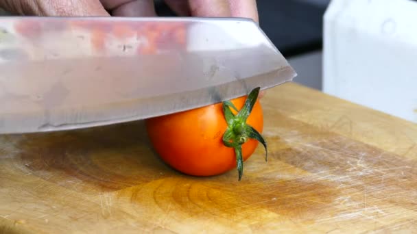 Cortar un tomate como ingrediente . — Vídeos de Stock