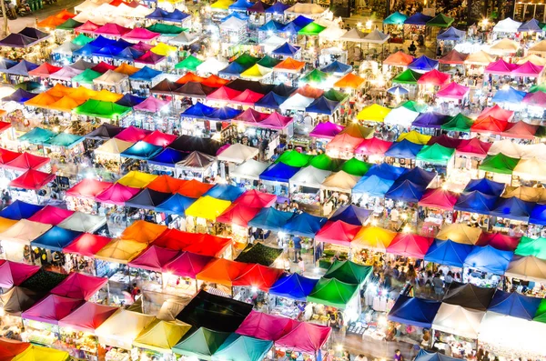 Mercado nocturno en Bangkok, Tailandia . — Foto de Stock