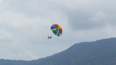 Denizde çekili bir paraşüt. 