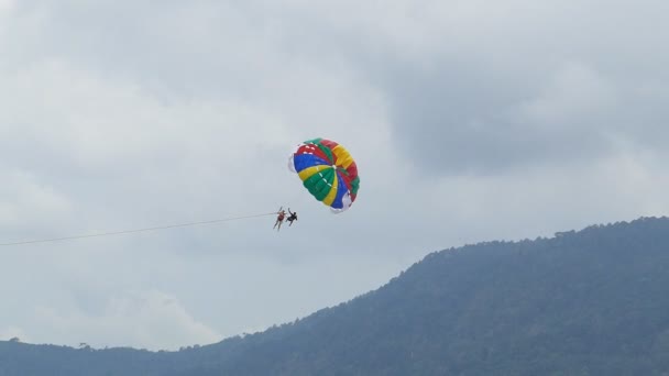 Denizde çekili bir paraşüt. — Stok video