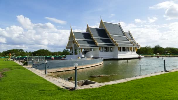 Igreja de Buda templo no meio da água . — Vídeo de Stock