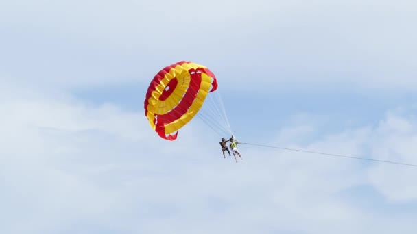 Atterraggio con paracadute sulla spiaggia . — Video Stock