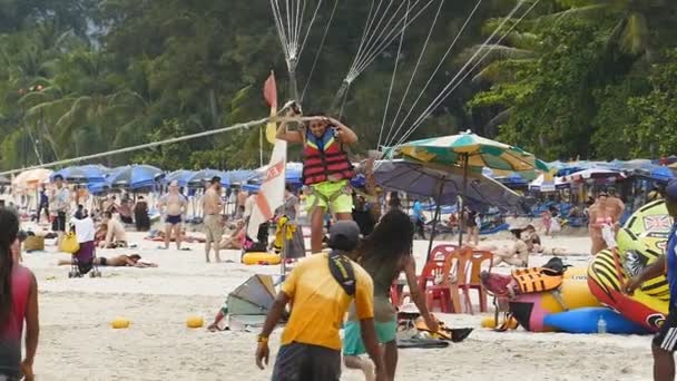 Atterrissage parachute sur la plage . — Video