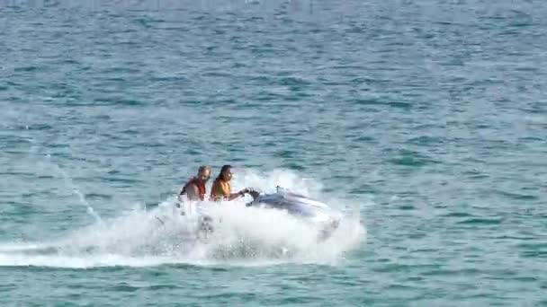 Touristes sur Jet ski dans l'océan . — Video