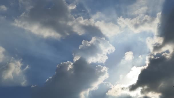 Όμορφη σύννεφα, φως λάμπει μέσα από τα σύννεφα. — Αρχείο Βίντεο