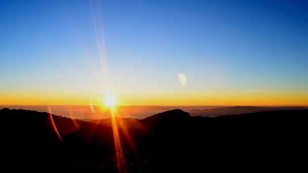 Salida del sol en la montaña . — Vídeo de stock