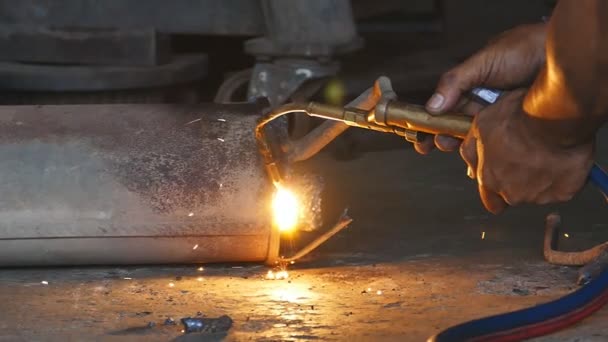 Trabajador industrial de corte de acero . — Vídeo de stock