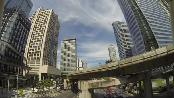 Zakelijke gebouw en sky train. Time-lapse. — Stockvideo