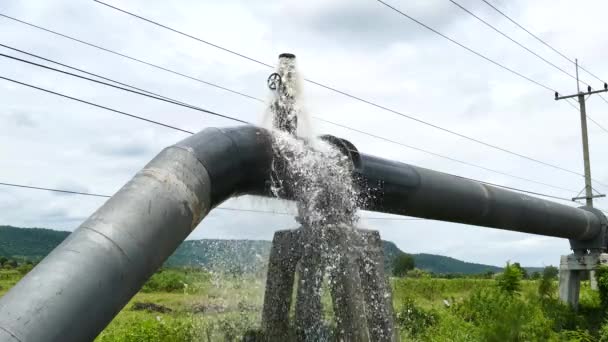 Water lekken uit grote leidingen. — Stockvideo