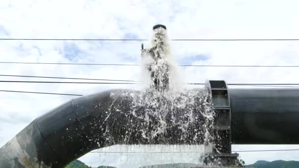 Wasser tritt aus großen Rohren aus. — Stockvideo