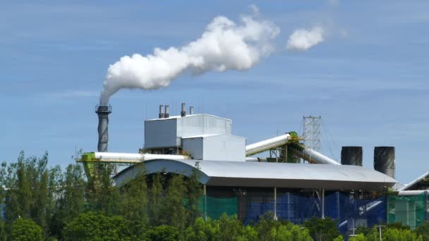 Vit rök från fabriken växt över blå himmel bakgrund. — Stockvideo