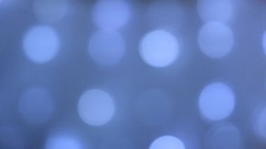 Noel ve yeni yılda süslemek için mavi ampul. Odaklanma konsepti.