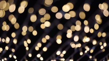 Noel ve Yeni Yıl dekorasyonu için kahverengi ampul. Odaklanma konsepti.