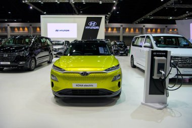 Hyundai Kona elektrikli otomobili, Tayland, Nonthaburi 'de 14 Temmuz 2020 tarihli 41. BANGKOK ULUSLARARASI MOTOR Şovunda sergilenmektedir..