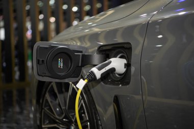 Elektrikli taşıt EV arabasının şarj güç kablosu, alternatif sürdürülebilir eko enerji.