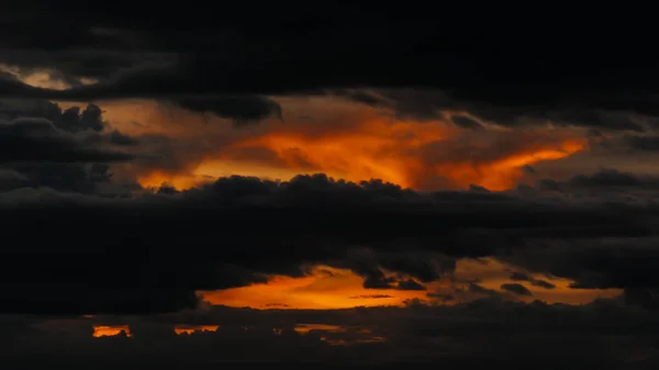 日没後の梅雨の雲 — ストック写真