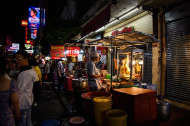 BANGKOK - 9 Kasım 2019: Turistler Çin Mahallesi Yaowarat Yolu 'nda, 9 Kasım 2019 tarihinde Bangkok, Tayland' da ünlü gece sokak yemekleri satın alıp yiyorlar..