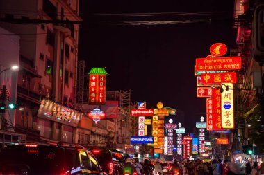 BANGKOK - 9 Kasım 2019: Turistler Çin Mahallesi Yaowarat Yolu 'nda, 9 Kasım 2019 tarihinde Bangkok, Tayland' da ünlü gece sokak yemekleri satın alıp yiyorlar..