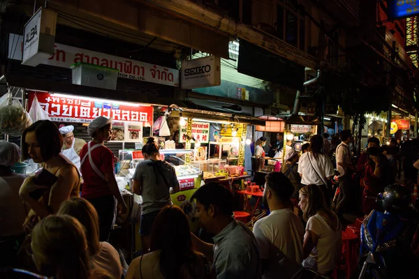 Bangkok Noviembre 2019 Tourist Buy Eating Food Yaowarat Road Main — Foto de Stock