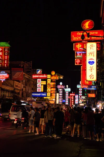 2019年11月9日 游客在唐人街主干道上购买和进食食物 2019年11月9日 曼谷著名的夜市食物在泰国曼谷举行 — 图库照片