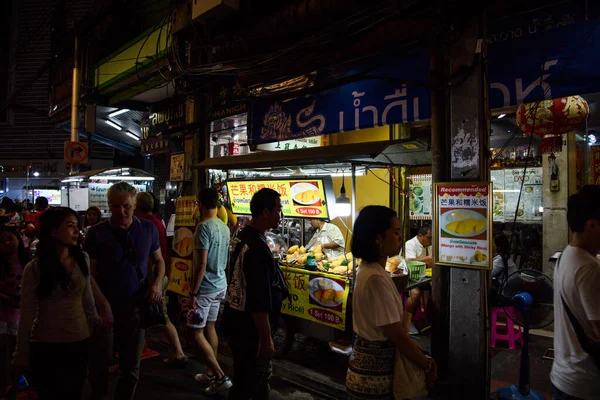 Bangkok November 2019 Touristen Kaufen Und Essen Essen Der Yaowarat — Stockfoto