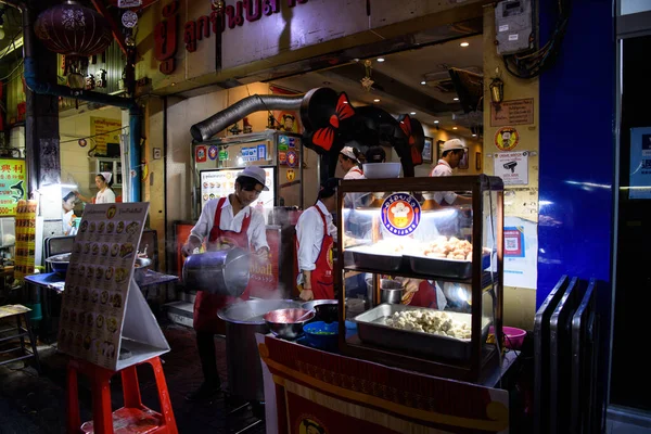 Bangkok November 2019 Turist Köper Och Äter Mat Yaowarat Road — Stockfoto