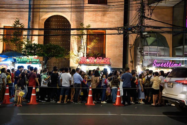 Bangkok November 2019 Touristen Kaufen Und Essen Essen Der Yaowarat — Stockfoto