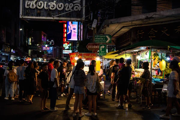 Bangkok November 2019 Touristen Kaufen Und Essen Essen Der Yaowarat — Stockfoto