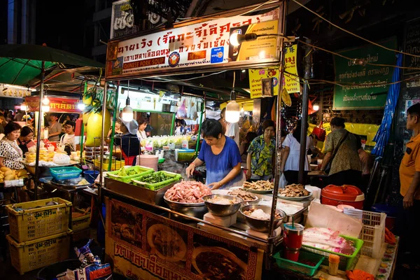 バンコク 2019年11月9日 中華街のメインストリート ヤワラト通りで観光客が購入し 食べ物を食べる11月9 2019でバンコクの有名な夜の通りの食べ物バンコク — ストック写真