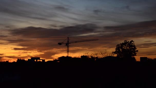 Lever de soleil avec construction de la grue à l'aube. HD — Video