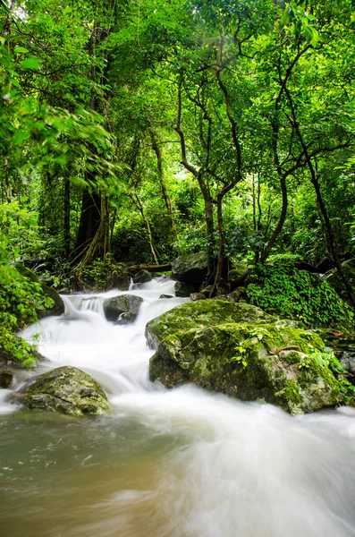Vízesés mély erdő, saraburi, Thaiföld. — Stock Fotó