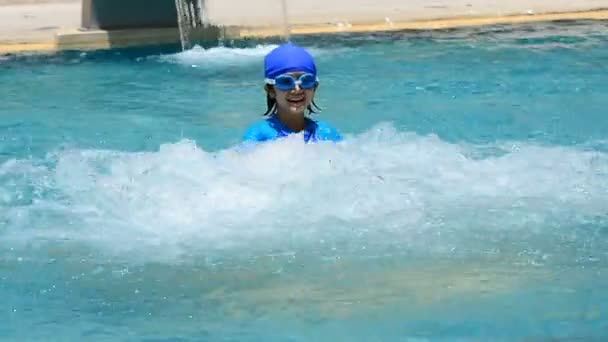 Niña nadando en la piscina. HD — Vídeos de Stock