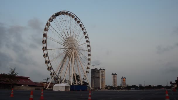 Ferris wheel in morning, Time lapse. HD — Stock Video