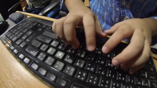Bilgisayar klavyede yazarak. HD — Stok video