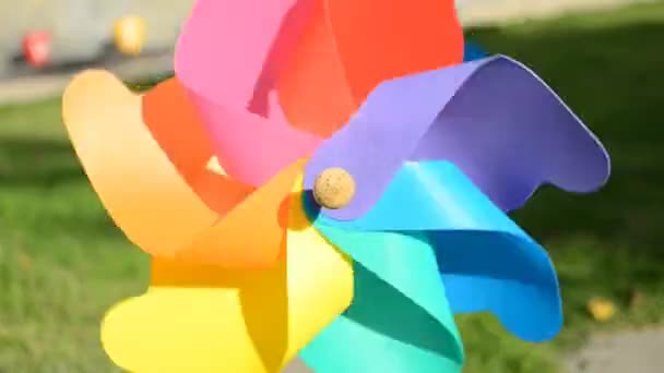 Mini turbina de viento brillante y colorido. HD — Vídeo de stock