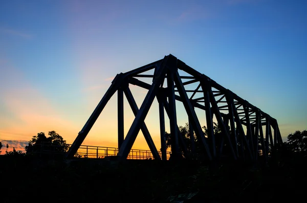 Puesta de sol en el puente ferroviario . — Foto de Stock