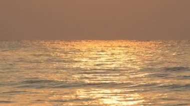 Deniz şafak, güneşli yansıması ile dalgalı Denizi.