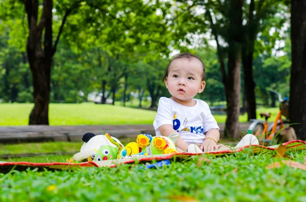 Baby in tha park — Stock Photo, Image