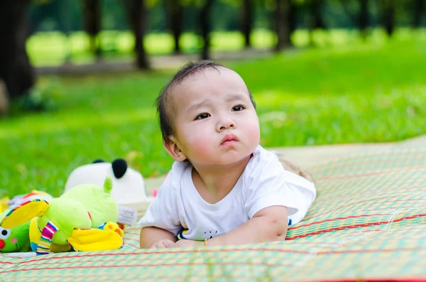Baby in tha park — Stock Photo, Image
